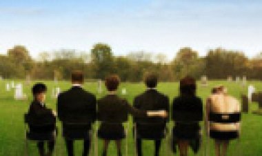 צפייה ישירה למות מלוויה | Death at a Funeral