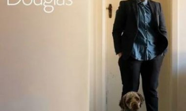 האנה גדסבי דאגלס לצפייה ישירה עם תרגום מובנה | Hannah Gadsby Douglas