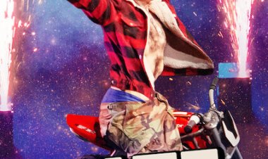 נטלי פלמידס: נייט מופע יחיד לצפייה ישירה עם תרגום מובנה | Natalie Palamides Nate A One Man Show