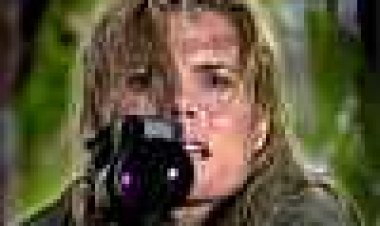 בקו האש שלה כתובית | In Her Line Of Fire Subtitle